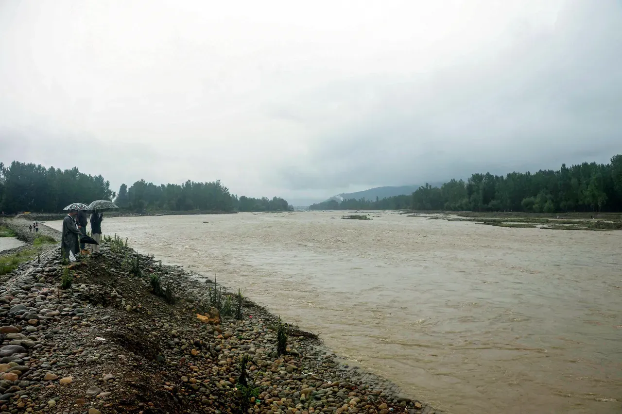 Flood threat looms as Jhelum crosses alert mark
