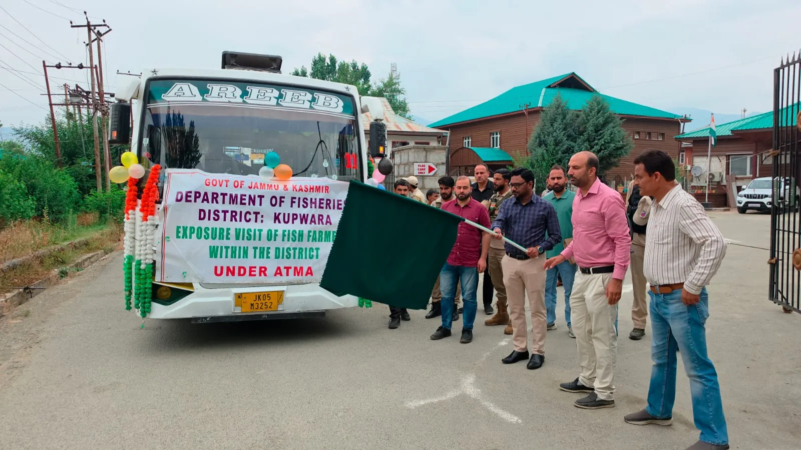 DC Kupwara flags off exposure tour of fish farmers under ATMA