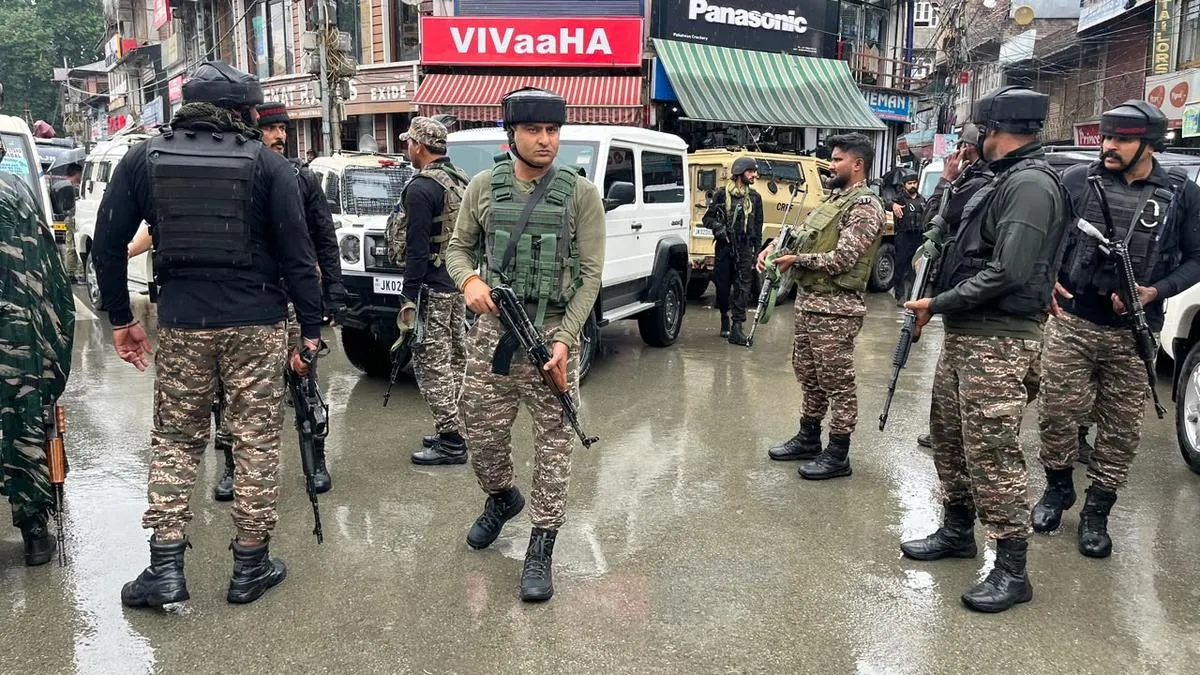 Anantnag: Suspected terrorists attack police party, policeman injured
