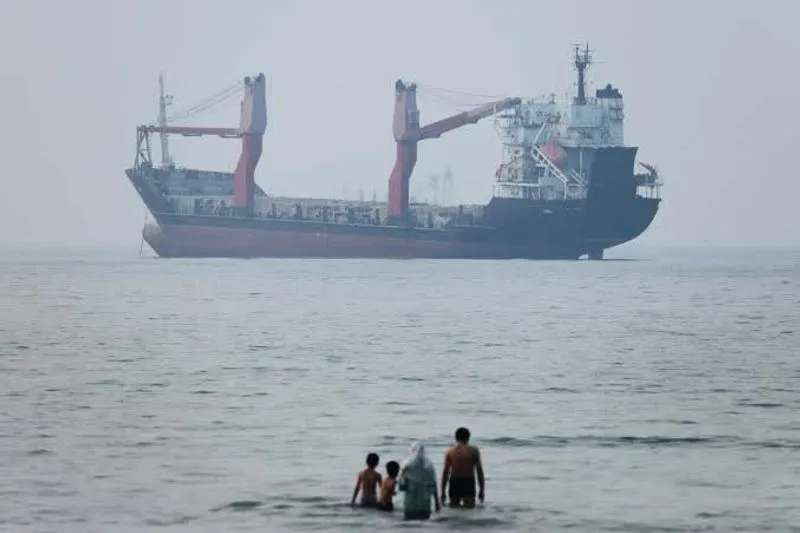 Ship runs aground in Strait  of Hormuz, Iranian state TV reports