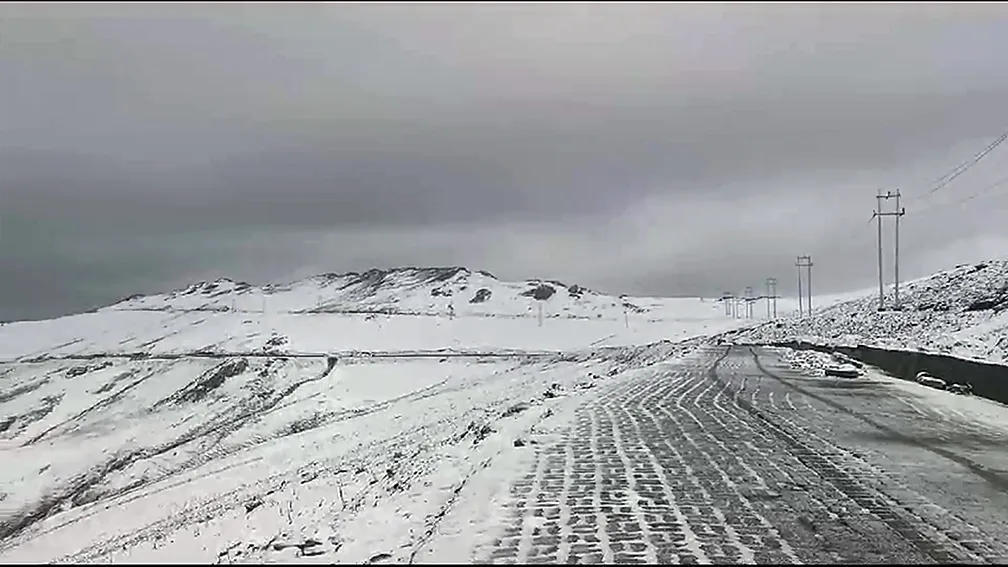 Snow blankets Razdan Pass, hailstorm hits Kashmir plains